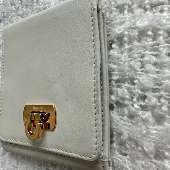 Authentic Ferragamo white bifold - Picture 5 of 10